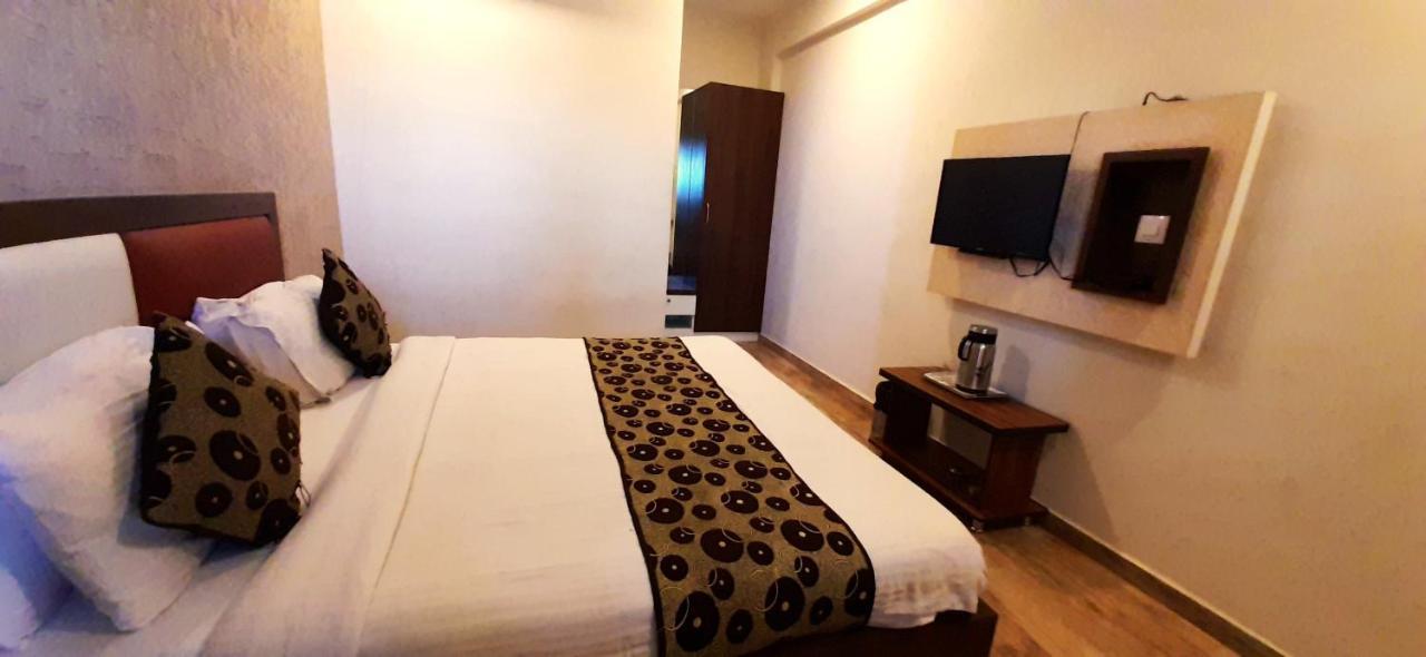 Hotel Tulip Plaza Ahmedabad Exterior foto